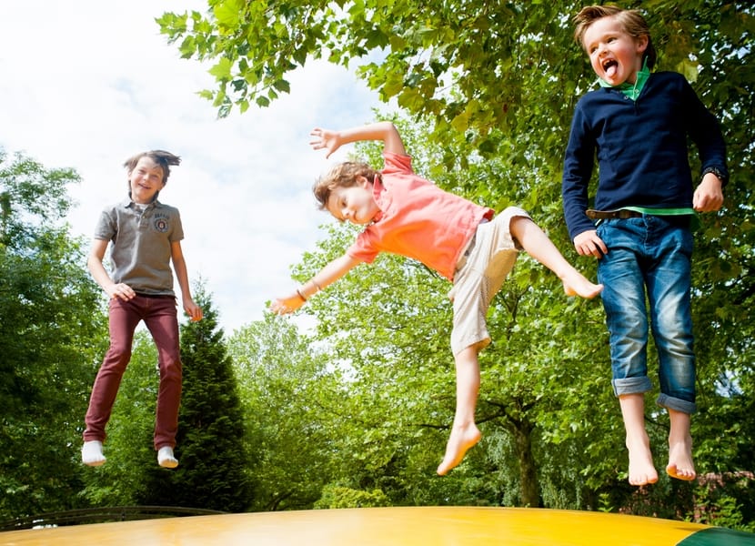 Springen op de megatrampoline