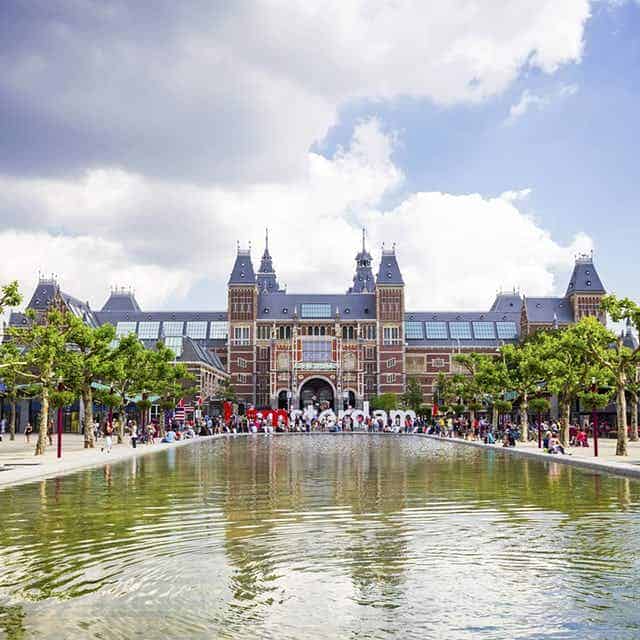 Das Rijksmuseum während der Hop-on-Hop-off-Bus- oder Bootstour