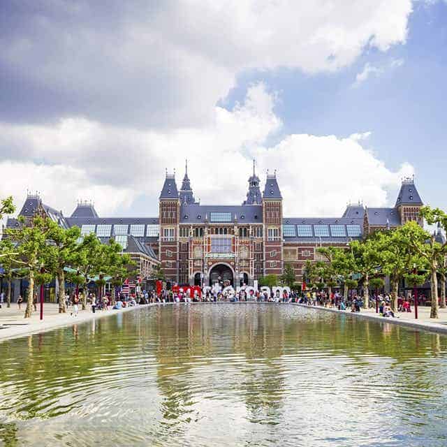 Het Rijksmuseum tijdens de Hop-on-Hop-off bus of boottour