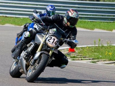Mannen avontuur knee down op de motor