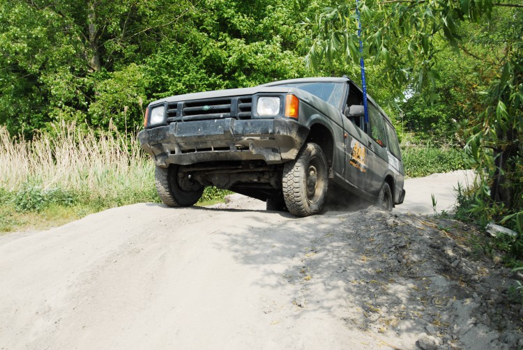Mannen avontuur OffRoad rijden in een 4x4