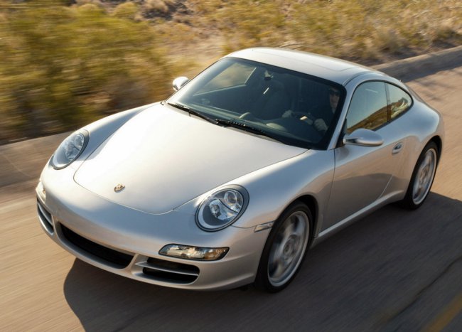 Mannen avontuur in een Porsche