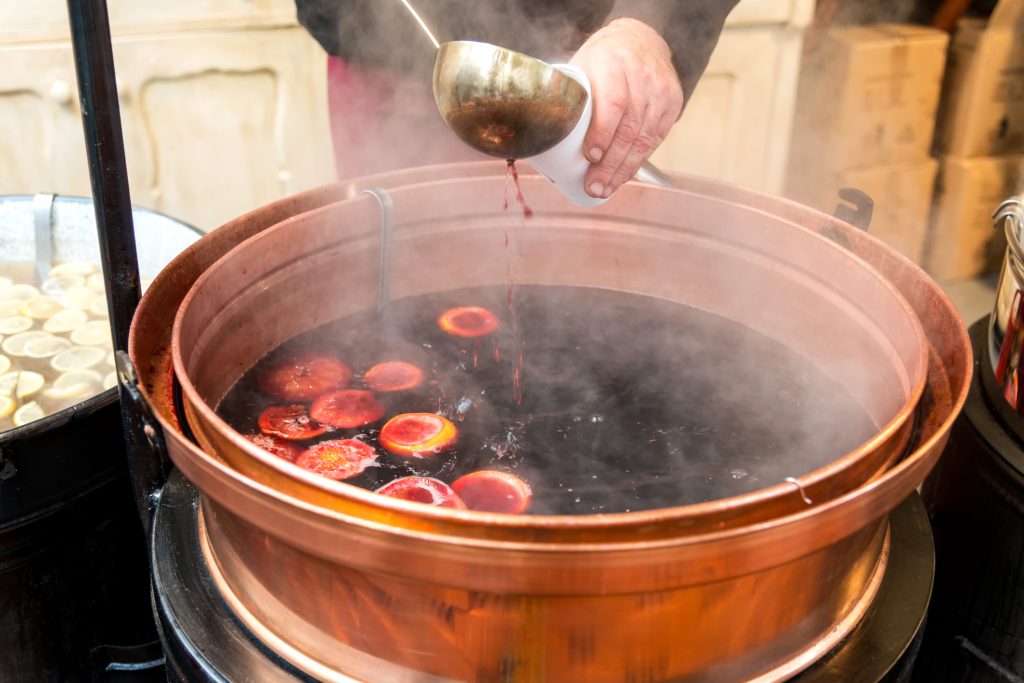 Genieten van een glaasje Glühwein op de kerstmarkt cruises.