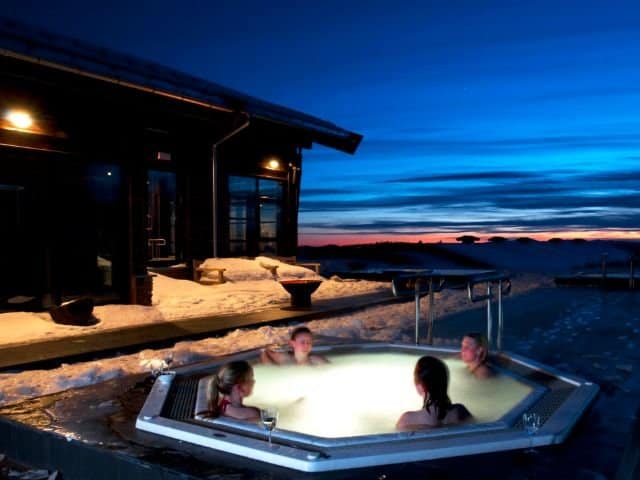 Na een heerlijk skidag lekker ontspannen in het bubbelbad tijdens je wintersportvakantie naar Noorwegen.