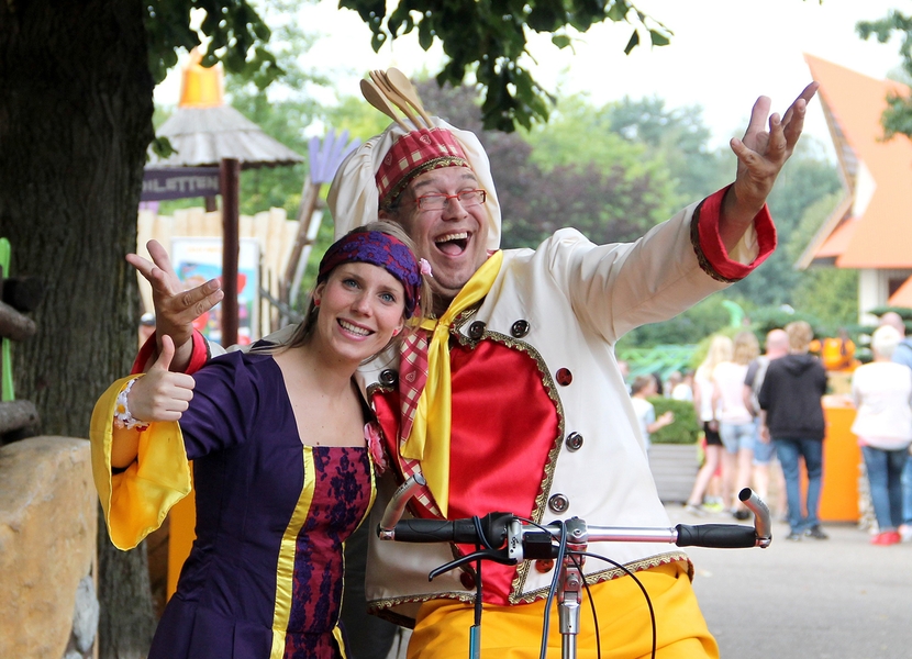 Kareltje en Jasmijn in hun eigen theater in Avonturenpark Hellendoorn