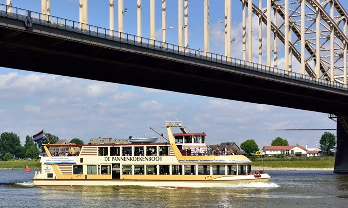 De pannenkoekenboot over de gelderse wateren.