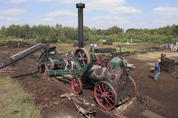 Authentieke voertuigen in het Veenmuseum.