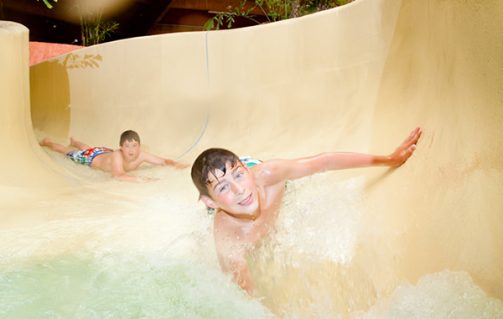 Heerlijk glijden op de glijbaan in zwemparadijs De Scheg.