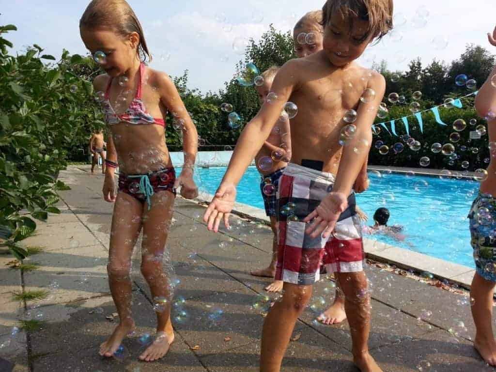 zwemmen, spelen en genieten voor de kinderen