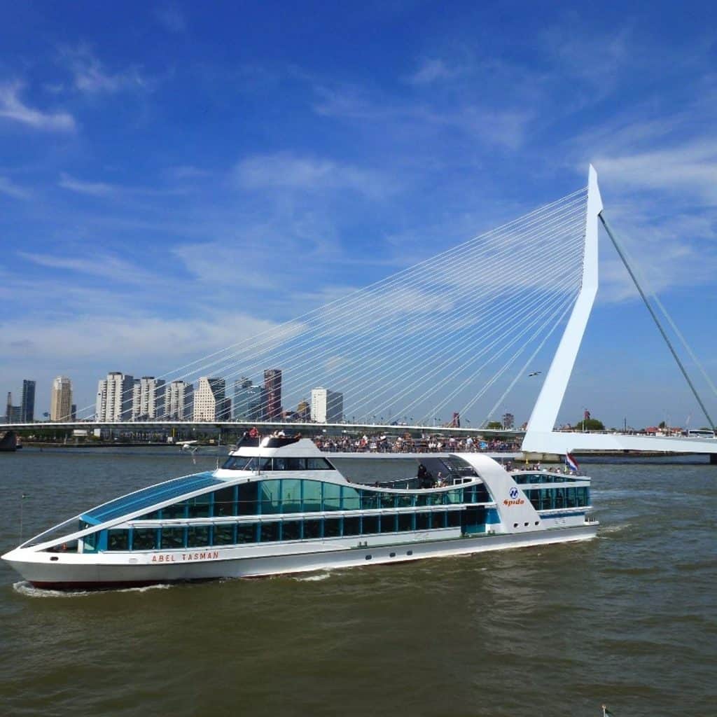 Rondvaartboot langs Erasmusbrug Rotterdam
