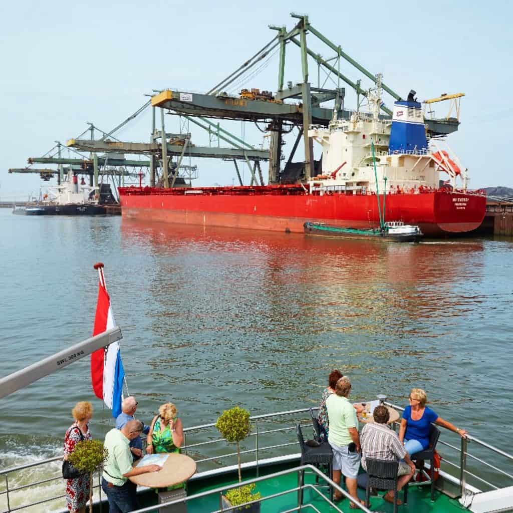 Rondvaart door de haven van Rotterdam vanaf 13,95 • Dagjeuitpagina.nl Rondvaart door de haven van Rotterdam vanaf 13,95 • Dagjeuitpagina.nl