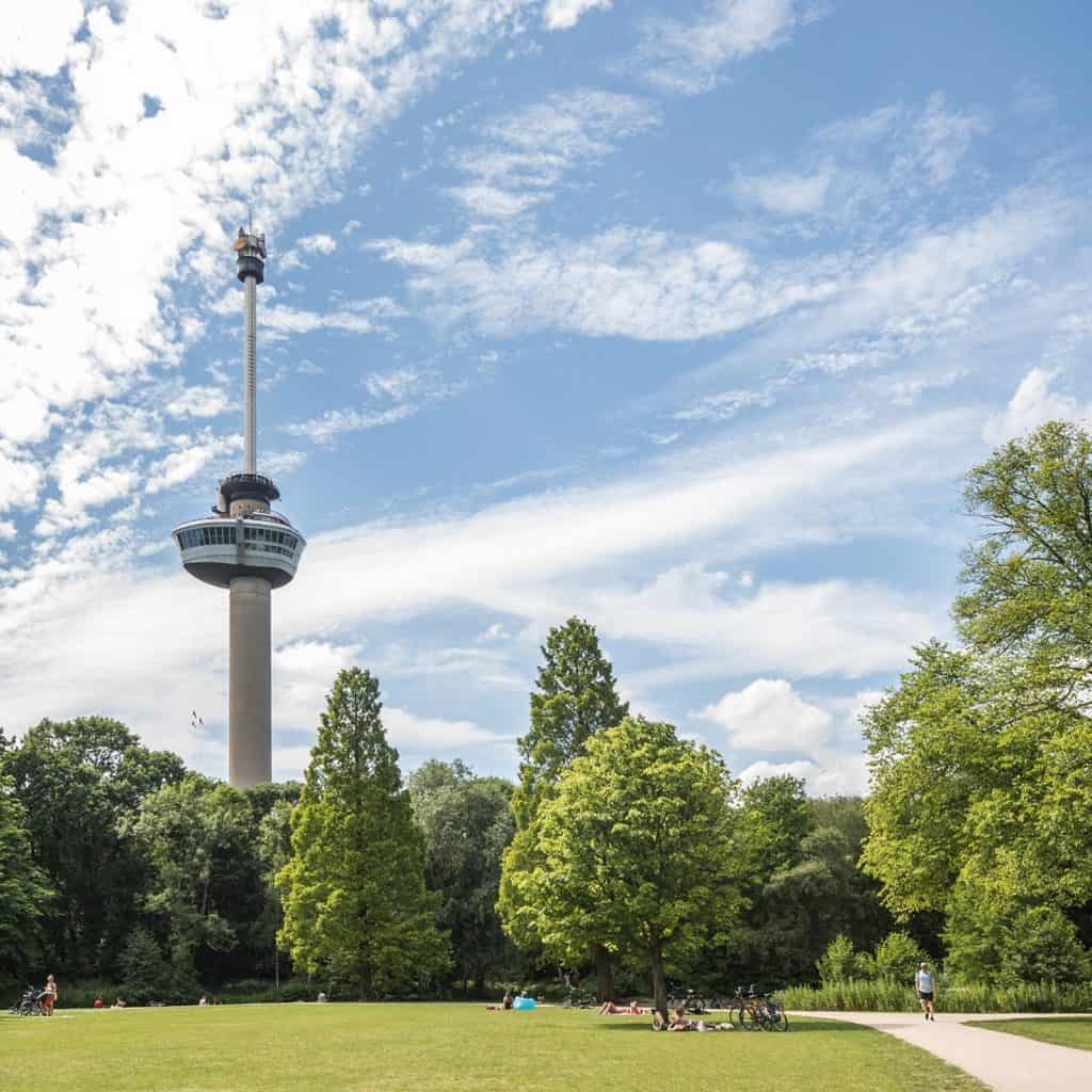 Een icoon van de stad Rotterdam; de Euromast, leuk voor een dagje uit Rotterdam