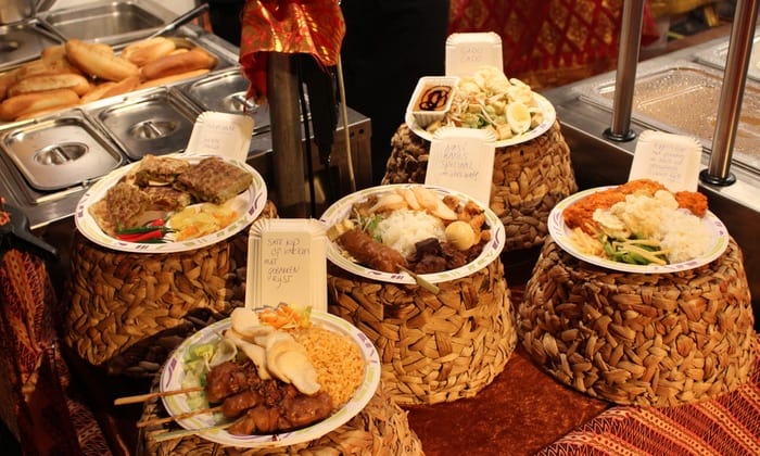 Overheerlijke gerechten in de vele restaurants op de Pasar Malam