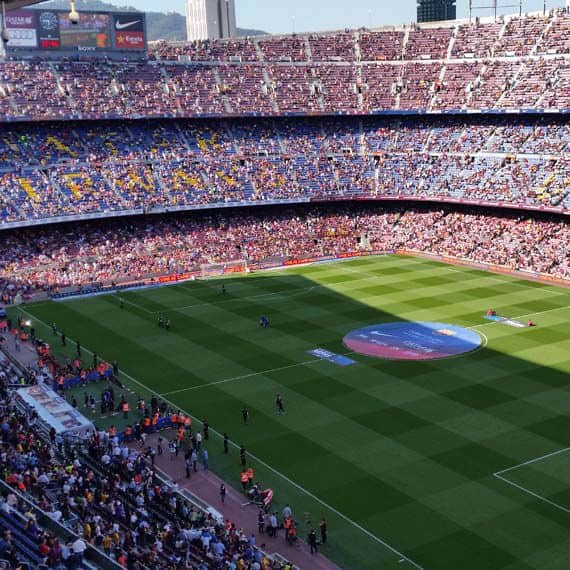 FC Barcelona in het echt bekijken tijdens een voetbalreis.