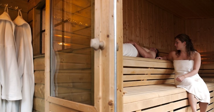 Genieten van de intense warmte in een sauna.
