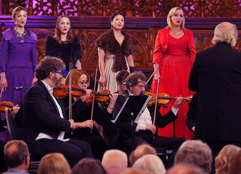 Solistische bijdragen van sopranen en tenoren tijdens de Classical Christmas Concerten