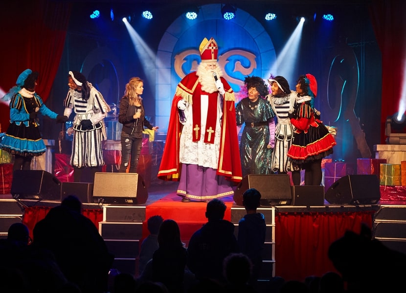 Sinterklaas in het middelpunt op zijn eigen feest