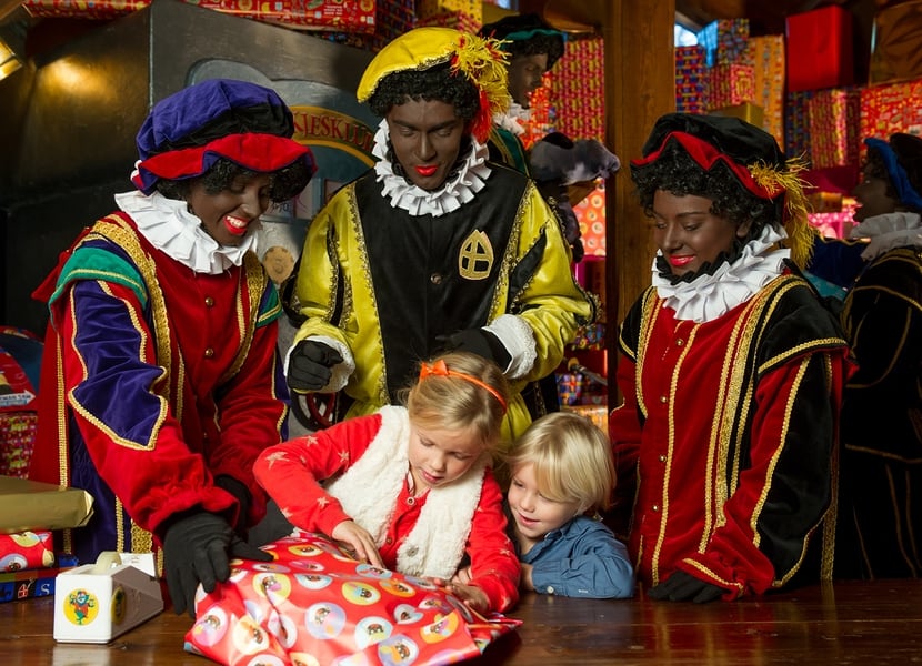 Kadootjes! tijdens het Sinterklaasfeest in attractiepark Duinrell in Wassenaar