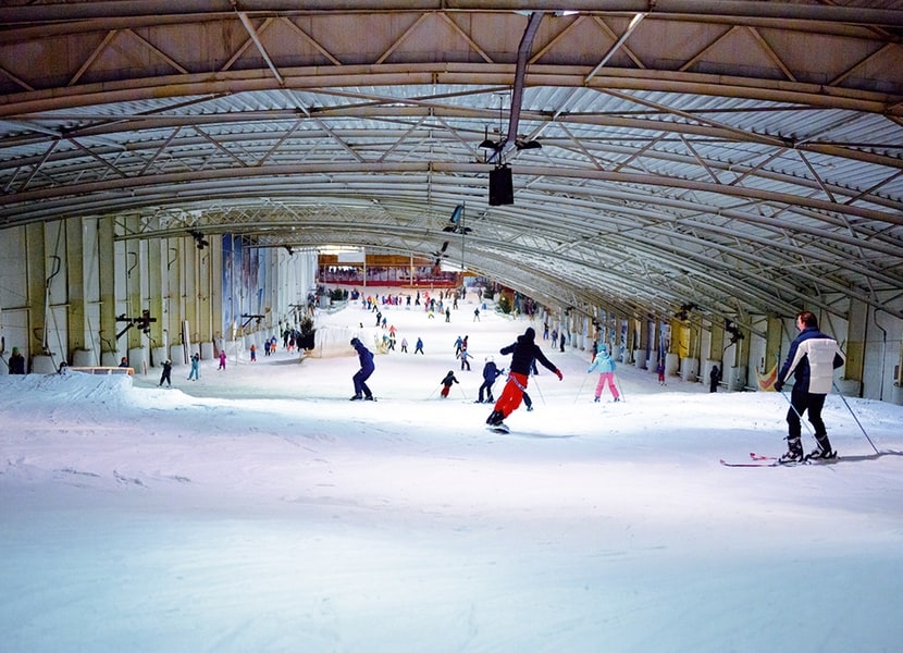 romantisches Date in einer schneebedeckten Märchenumgebung