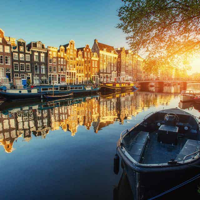 Navigieren Sie durch die historischen Kanäle von Amsterdam