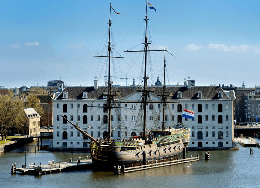 Het VOC schip Amsterdam voor het Scheepvaartmuseum Amsterdam