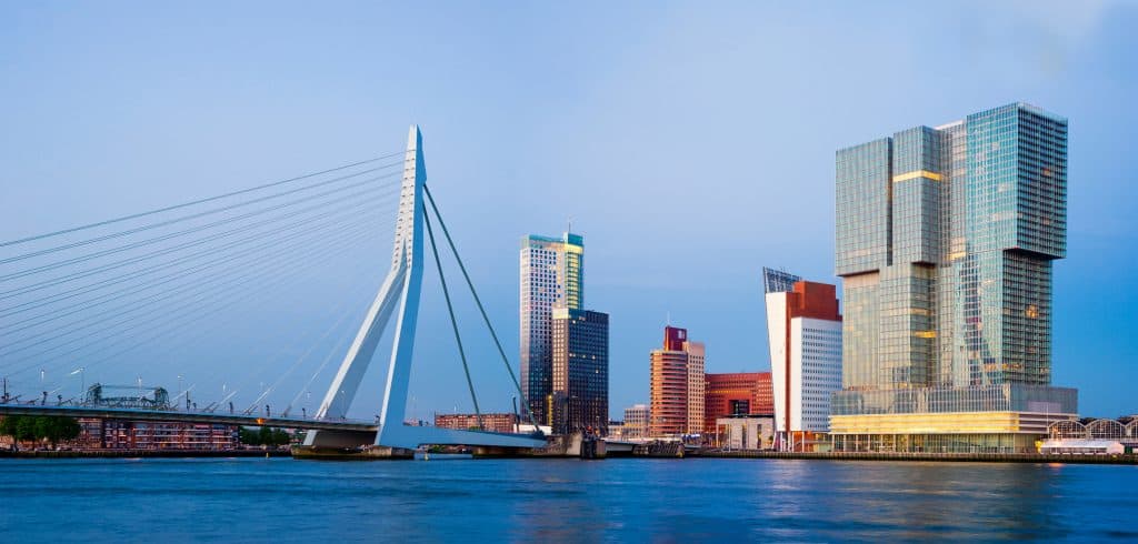 Die Erasmus-Brücke, die Sie während einer Tour durch den Rotterdamer Hafen küssen können