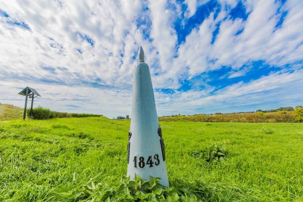 Grenspaal bekijken tijdens Dagje uit Limburg