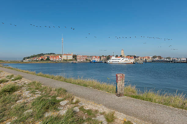 De Haven van West-Terschelling: aankomst van de boot 